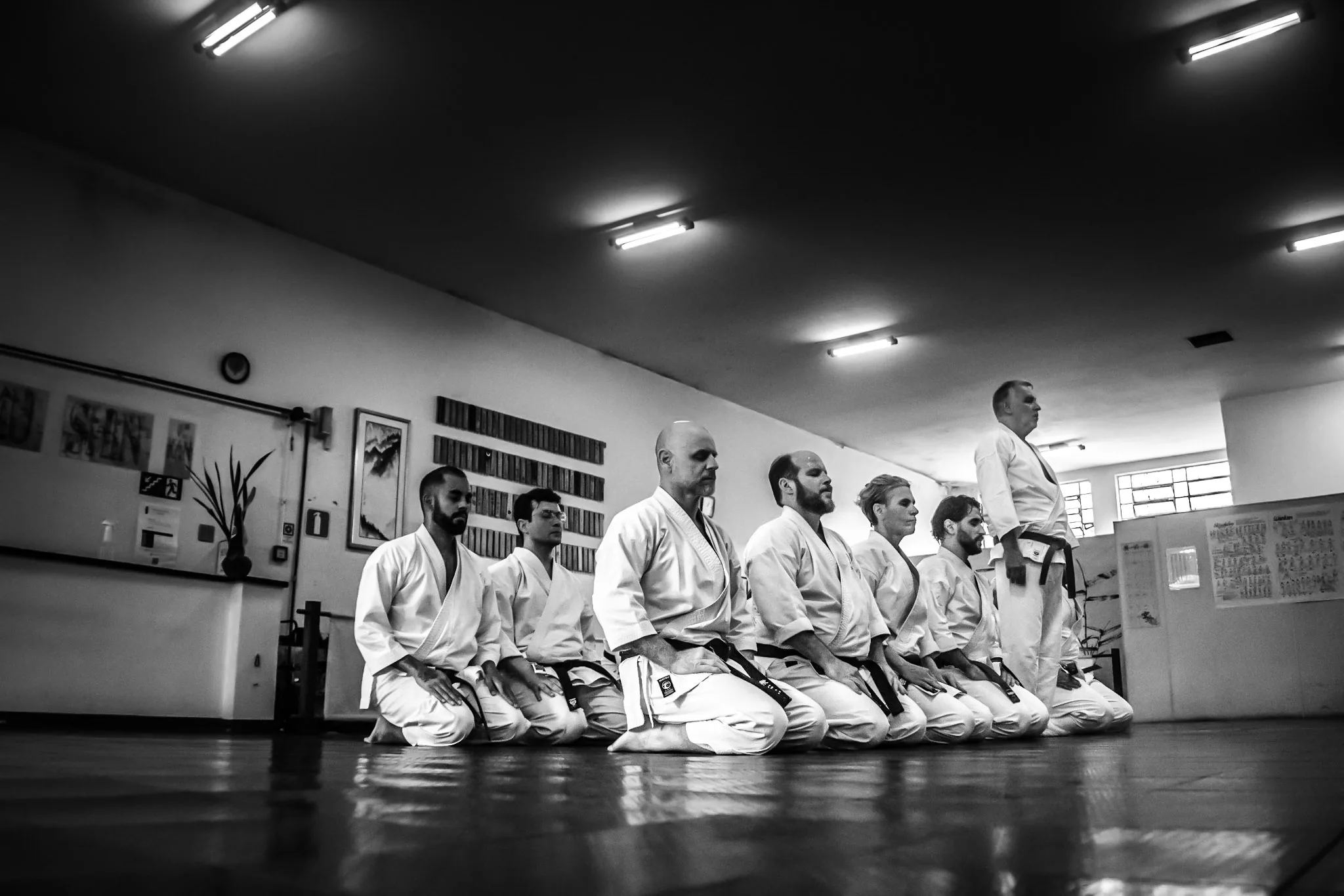 Foto · instrutores e alunos em treino no tatame